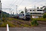 Die an die RTB Cargo - Rurtalbahn Cargo GmbH (RATH Gruppe) vermietete SIEMENS Vectron AC 193 999-0 „Győr“ (91 80 6193 999-0 D-Rpool) fährt am 10 Juni 2025 mit einem, laut Warntafel (30/1202) mit Heizöl oder Diesel beladenen ...