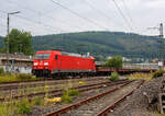 Die 185 306-8 (91 80 6185 306-8 D-DB) der DB Cargo AG fährt am 10 Juni 2025, mit einem leeren Coilzug (sechsachsige Wagen u.a. der Gattung Sahmms 711.0), durch Niederschelden und Niederschelderhütte in Richtung Köln. Die Lok hat hier g ...