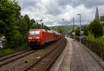 Die 152 085-7 (91 80 6152 085-7 D-DB) der DB Cargo AG fährt am 16 Juli 2025, mit einem langen Autotransportzug (Wagen der Gattung Laaers 506 o.ä.) beladen mit Autos der bekannten Ingolstädter Automarke), durch Kirchen (Sieg) in Richtun ...