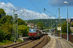 Die leider beschmierte ÖBB 1293 072 (91 81 1293 072-5 A-ÖBB), eine Siemens Vectron MS (X4E) in der Variante A35-1a (Länderpaket) der ÖBB-Produktion GmbH, fährt am 17 Juli 2025 mit einem sehr langen gemischten Güterzug du ...