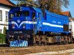 Lokportrait von der 2044 005 an der Spitze des Regionalzuges 3011 von Varazdin nach Zagreb, aufgenommen am 21.10.2012. während des Aufenthalts im Bahnhof von Zabok. Einige Tage zuvor kehrte die Lokomotive von einer Teilausbesserung zurück, welche auch eine gründliche Reinigung beinhaltete, sodass sie sich in einem gepflegten Erscheinungsbild präsentierte.