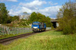 Die 272 408-6 / D20 der Bentheimer Eisenbahn AG (92 80 1272 408-6 D-BE), ex Rurtalbahn V 203 (92 80 1272 408-6 D-RTBC), eine Vossloh G 2000BB (mit symmetrischem Führerhaus) im Dienst für die KSW (Kreisbahn Siegen-Wittgenstein) auf der Talba ...