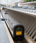 Die Gumminase SNCB/NMBS Triebzug AM 96 - 478 (AM = Automotrice) steht am 03.10.2014 im Bahnhof Lüttich-Guillemins zur Abfahrt bereit.

Die Reihe AM 96 der Belgischen Staatsbahn ist eine Reihe von 160 km/h schnellen dreiteiligen Elektrotriebfah ...