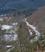 Den versuch die Lnge des Gleisumbauzuges in einem Bild festzuhalten kann ich vergessen,  Whrend Lok 2016 906 mit 6 vollbeladenen Siloschotterwagen an Mecher in Richtung Clervaux zum entladen