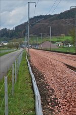 2015-2016-linie-10-nordstrecke-mersch-lintgen/518523/-die-kabelstraenge-wurden-zur-sicherheit . Die Kabelstränge wurden zur Sicherheit in aufgeschnittene PVC Rohre am Bahndamm verlegt.  Lintgen September 2016
