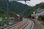 . Vorbereitungsarbeiten in Kautenbach, Betonschwellen und Gleise werden auf das neue schotterbett verlegt.  17.05.2016 