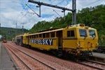 . Nachschuss auf die Gleisstopfmaschine Type Unimat 09 – 32/4S Dynamic, aufgenommen bei ihrem Arbeitseinsatz im Bahnhof von Kautenbach.  19.05.2016 