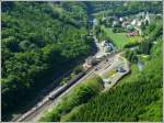 Eine der schnsten Fotostellen in Luxemburg befindet sich hoch ber Kautenbach auf dem Aussichtspunkt  Hockslay , von wo man den Keilbahnhof, sowie das Dorf berblicken kann. Der am 24.05.2009 in den Bahnhof einfahrenden Zug ist der IR 116 Luxembourg - Liers. (Jeanny)