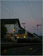 Im allerletzten Tageslicht wartet die CFL 3005 mit ihrem IR 122 nach Liers im Bahnhof von Wilwerwiltz auf die Abfahrt. 
14. Mai 2013