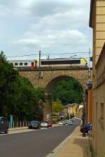 Die CFL 3012 zieht den IR 117 Liers - Luxembourg am 14.06.2013 ber den  Clausener Viadukt in Richtung Bahnhof Luxemburg.