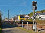 . CFL 3018 am 30.10.2016 nahe Mersch in Richtung Luxemburg unterwegs, am Ende des Zuges sieht mann den Zaun welcher an der Strecke angebracht wird.
