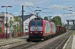 CFL 4001 mit 4006 mit einem kurzen Güterzug aus Richtung Petange, bei der Durchfahrt an der Haltestelle Lamadelaine in Richtung Rodange. 08.08.2024