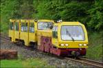 . Im Nationalen Bergbaumuseum in Rumelange werden die Besucher mit einer umgebauten Diesellok Mouton SW LM 1012 A und den dazu passenden ehemaligen Grubenwagen auf der aufregenden Fahrt durch den Stollen transportiert. Die kleine Lok tr�gt den sch�nen Namen  Princesse Alexandra  und ist nach der einzigen Tochter unseres gro�herzoglichen Paares benannt. Links in Bild sieht man einen typischen Stein aus dieser Region im S�den Luxemburgs, in welcher der Reichtum des Landes unter der Erde lag und wegen der Farbe dieser Steine auch Land der roten Erde genannt wurde. 21.05.09 (Jeanny)  