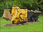 . Ein Druckluftschaufellader und ein Seitenkipper f�r Erzgruben  Buggi  (luxemburgischer Typ) stehen als Denkmal im Bereich des Nationalen Bergbaumuseum in Rumelange. Im Gegensatz zu den franz�ischen Kippern, welche nach zwei Seiten entleert werden konnten, ist es bei den luxemburgischen Wagen nur zu einer Seite m�glich. 21.05.09 (Jeanny)