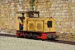 Diese kleine Lok   LKM Ns2H Babelsberger  stand am 09.09.2018 im Bahnhofsbereich in Fond-de-Gras. (Hans)
Gebaut 1959 unter der Fabrik Nr. 262093 von der VEB Lokomotivbau Karl Marx in Babelsberg.  Modell: Ns2h; Gewicht 7 t;  2 Zylinder Sch�nbeck –Dieselmotor mit einer Leistung von 27 PS.                                                                Die Lok war von 1959 bis 1991 im  VEB Ziegelwerk Magdeburg  im Einsatz, seitdem ist sie im Besitz der Miniersbunn, wurde hier von 600 auf 700 mm umgespurt.          Infos  im Netz unter http://www.minieresbunn.lu/index.php/de/lokomotiven/