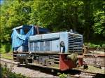 . Museumsbahn Train 1900 - Leider auch in einem sehr schlechten Zustand pr�sentierte sich am 02.06.2013 noch eine Jung Lok in Fond de Gras. (Hans) 

Es ist eine kleine hydraulische Diesellokomotive, die bei der Firma Jung in Jungental hergestellt wurde. Es gibt sie in verschiedenen Versionen f�r Streckenbetrieb mit Redukter oder Industriebetrieb mit hydraulischem Antrieb.

Die 250 PS starke Maschine wurde 1966 an ARBED-Schifflingen geliefert. Sie lief dort Kabine an Kabine mit ihrer Schwester gekuppelt. Bei der Fusion der Lokbetriebe der ARBED wurden sie einzeln in Belval eingesetzt bis sie �berz�hlig wurden. Nach langen Verhandlungen konnte die AMTF einen ihrer Finanzen entsprechenden Kaufpreis erreichen, dennoch mu�te man feststellen, da� der Motor sauer war. Zus�tzliche Kosten waren f�r die Austauschteile bei MTU (Mercedes) zu erwarten, doch Mechaniker vom TICE haben unentgeltlich gute Arbeit geleistet. Nachdem die meisten Beulen aus der Karosserie ausgebessert wurden, ist sie blau gestrichen worden. Die Leistung der Lok gen�gt nicht um einen 3-Wagen Zug die Steigung von Petingen hochzuziehen.

Die technischen Daten:
No: 30
Hersteller: Jung, Jungental
Fabriknummer: 13870
Baujahr: 1966 
Motor: Jung  250 PS
Herkunft: ARBED-Schifflange
