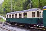 Diesen Personenwagen hatte die Lok N� 5 am 01.05.2019 zum Betriebsbeginn bei der Museumsbahn  Train 1900  am Hacken.
Drittklasse Personenwagen AMTF C6f 3281, Spitzname „Ducksall , Bj 1927 vom Haldenleber. 
Seit 1995 ist er nach der komplett Renovierung durch den Museumsverein beim Train 1900 im Einsatz.
Wagendaten: L 13,6 m; Achsabstand 7 m;  Sitzpl�tze 52 auf Holzb�nken; 2 Aussichtsplattformen;(Quelle: rail.lu)
Aufgenommen im ehemaligen Bahnhof Lamadelaine in Fond-de-Gras. (Hans)
