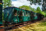 Der dreiachsiger Abteilwagen der zweiten Klasse AMTF 96544, ex SNCB/NMBS C 96544 der belgischen Staatseisenbahnen, der AMTF - Association des Musée et Tourisme Ferroviaires a.s.b.l.
