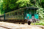 Der dreiachsiger Abteilwagen der zweiten Klasse mit einer Plattform AMTF 94539, ex SNCB/NMBS C 96539 der belgischen Staatseisenbahnen, der AMTF - Association des Musée et Tourisme Ferroviaires