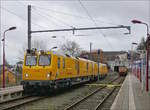 Linie 10 Nordstrecke/638294/db-schienenpruefzug-719-302--720 DB Schienenprüfzug  719 302 / 720 302 kommt aus Richtung Kautenbach im Endbahnhof von Wiltz an.  19.11.2018. (Hans)
Fahrzeugdaten:
Schweres Nebenfahrzeug: D–DB 99 80 9160 005-1, 
gebaut 2017 bei Plasser & Theurer, unter der Baunr. 6049, 
Type SPZ – ATW BR, Schienenprüfzug,
Gewicht 81 t, 
zugelassen für Streckenklasse C 2 und höher, 
Einsatz auf Steilstrecken bis zu 55‰ zugelassen, 
Hg 140 km/h, 
Bremse: KB C-KE-PR-HmZ,
