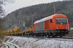 Diesellok 2016 906 schiebt den Gleisumbauzug im Schneckentempo über die Gleisbaustelle zwischen Mecher und Drauffelt.
