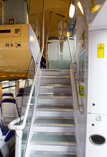 Der Innenraum (Treppenaufgang zum Oberdeck) des 3-teiligen-Doppelstocktriebzug CFL 2220 (Alstom Coradia Duplex, Typ TER 2N NG, CFL Serie 2200).