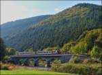 - Herbst - Der Z 2013 befhrt am 10.10.2012 die Sauerbrcke in der Nhe von Michelau.