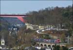 Die RB 3213 Luxembourg - Wiltz bef�hrt am 15.03.2013 den 70 Meter langen Gr�newald Viadukt im Stadtteil Pfaffental, bevor sie die Stadt Luxemburg durch ein Tor der einstigen Festungsmauer verl�sst.