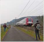 . Jahresrckblick 2013 - Im noch bitterkalten April besuchten wir mit unseren Gsten die Bahnstrecke zwischen Lintgen und Mersch und konnten die Computermaus Z 2204 kurz vor Lintgen fotografieren. 08.04.2013 (Jeanny)