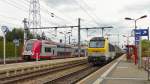 . Whrend die nicht sehr einladend wirkende Computermaus Z 2210 am Bahnsteig steht, rauscht die saubere SNCB HLE 1313 mit einem Gterzug durch den Bahnhof von Rodange.
29.04.2015 (Jeanny)