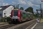 CFL 2221, mit noch fast intakten Farbkleid, kommt von Esch Alzette ber Petange in die Haltestelle Lamadelaine eingefahren. 08.08.2024 
Ab dem 12.08. fahren die auf dieser Strecke weiter ber Esch Alzette bis Bettemburg
