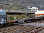 4-achsiger Drehgestell-Flachwagen mit Stahl-Ladeschwellen und Drehrungen, 81 82 3513 581-6 L-CFLCA, der Gattung Rbnpss, der CFL Cargo, am 14.04.2022 im Zugverband bei der Durchfahrt in Niederschelden