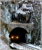 Heute glich das Tunnelportal in Goebelsmhle dem Eingang zu einer Eishhle. Die Lichter gehren dem Triebzug Z 2009, welcher als RB 3211 von Luxemburg Stadt nach Wiltz unterwegs war. 03.02.2012 (Jeanny)