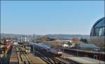 . Von der Fu�g�ngerbr�cke, welche den Bahnhof Belval Universit� mit der Industriebrache Esch Belval verbindet, konnte ich am 04.03.2013 die 4016 mit dem RE 6965 Luxembourg - Rodange bei der Einfahrt in den Bahnhof fotografieren. Am linken Bildrand ist noch die CFL Cargo Diesellok 318 zu sehen, welche die Flachwagen durch den Verschiebebahnhof Esch Belval dr�ckte, sie wurde aber leider Opfer des Ausrichtens. (Jeanny)