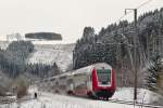 . Steuerwagen voraus braust der RE 3810 Luxembourg - Troisvierges am 02.02.2015 durch die nicht mehr existierende Haltestelle in Maulusm�hle. Schublok war die 3014. (Hans)