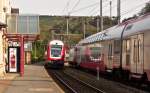 . Neue Spielerei in Kautenbach - Da sich die Z�ge auf der Nordstrecke jetzt halbst�ndlich in Kautenbach begegnen, ergeben sich mit etwas Gl�ck neue Motive. Am 29.04.2015 erreicht der RE 3834 Troisvierges - Luxembourg den Bahnhof von Kautenbach, w�hrend der RE 3808 Luxembourg - Troisvierges auf die Abfahrt wartet. (Jeanny)