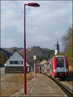Ton in Ton mit der Bahnsteigslampe in  Michelau prsentierte sich am 21.02.2013 die Computermaus Z 2223, als sie als RB 3240 Wiltz - Luxembourg die Haltestelle Michelau verliess. (Jeanny)