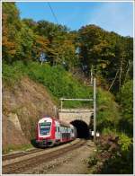 personenzuege-rb-re-ir-ic/300661/-am-tunnelportal-in-cruchten-waren . Am Tunnelportal in Cruchten waren die herbstlich gefrbten Bume noch Mangelware, als am 19.10.2013 der IR 3737 Troisvierges - Luxembourg den Tunnel verliess. (Jeanny)
