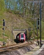 . Tunnel Cruchten - Die Computermaus Z 2203 verlsst als RE 3835 Troisvierges - Luxembourg den 253 Meter langen Tunnel Cruchten, kurz bevor sie den Bahnhof von Cruchten ohne Halt durfhrt. 21.04.2015 (Hans)