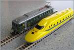 Zwei Spur N Modelle - w�hrend das hintere hier schon zu sehen war, ist das vordere ein  Leihgabe  und geh�rt (mehr oder weniger) der SBB; genauer gesagt, es regelt die Pausen bei uns am Schalter und dies auf eine simple Art, wie es schon die Eisenbahnen in England gehandhabt haben: Wer den Fahrtberechtigungsstab hat, darf fahren, oder eben, wer den gelben Zug hat, darf in die Pause. Somit ist in England f�r die Sicherheit gesorgt und in Lausanne f�r gen�gend Personal am Schalter.
im Juni 2026 