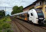 Zwei gekuppelte vierteilige Siemens Desiro HC 462 009 und 462 045 des RRX Rhein-Ruhr-Express (betrieben vom der National Express), rauschen am 26 Mai 2024, als RRX RE 4 „Wupper-Express“  (Dortmund – Hagen – Wuppertal – D ...