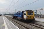 Am grauen Nachmittag von 4 Augustus 2021 töfft Volker rail 946 0691 Sherloc durch Lage Zwaluwe und inspektiert das Gleis zwischen Roosendaal und Rotterdam.