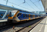 Der NS dreiteilige SNG 2327 (Sprinter Nieuwe Generatie), ein CAF Civity Triebzug steht am 29 April 2025 abfahrtbereit im Bahnhof Arnhem Centraal (Arnheim Hbf).