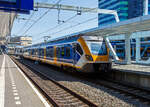 Der NS dreiteilige SNG 2327 (Sprinter Nieuwe Generatie), ein CAF Civity Triebzug steht am 29 April 2025 abfahrtbereit im Bahnhof Arnhem Centraal (Arnheim Hbf).