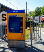 Ich dachte schon der Fahrkartenautomat gehört zur Sammlung des Museums, aber nein es ist ein „aktiver“ Fahrkartenautomat der NS - Nederlandse Spoorwegen N.V. (Niederländische Eisenbahnen AG) im Bahnhof Utrecht-Maliebaan, wo sich seit 1954 das Het Spoorwegmuseum (bis 2005 NSM - Nederlands Spoorwegmuseum / Niederländischen Eisenbahnmuseum) befindet, hier am 29 April 2025.
 
Denn ein Gleis, das von Blauwkapel, ist noch als Stumpf- bzw. Kopfgleis in Betrieb, zwischen hier und Utrecht Centraal, via Blauwkapel, fahren heute noch die Pendelzüge als Sprinter RE 28300. Der Bahnhof wird aber auch noch gelegentlich noch für Züge nach Amersfoort Centraal und weiter entfernt genutzt, wenn zwischen Utrecht Centraal und Blauwkapel Bauarbeiten stattfinden.
