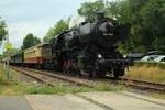 Die ZLSM/Miljoenenlijn kauften in 2014 Kriegslok 52 532 von die VSM, �berf�hrte sie nach deren Heimbasis Simpelveld und spendierten etwa ein Jahrzehnt an die betriebsf�hige Restauration dieser Lok. Ab Mitte 2026 ist die 52 532 wieder im Einsatz. Hier hat die Lok umgesetzt und steht vor der Dampfzug. Ein sehr netter Aktion der ZLSM, die die 52er auch ei8netwas anderes Farbenpatron als das Standarddesign der DRG/DB/DR gegeben hat.