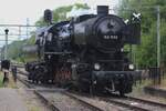 Die ZLSM/Miljoenenlijn kauften in 2014 Kriegslok 52 532 von die VSM, �berf�hrte sie nach deren Heimbasis Simpelveld und spendierten etwa ein Jahrzehnt an die betriebsf�hige Restauration dieser Lok. Ab Mitte 2026 ist die 52 532 wieder im Einsatz. Hier lauft die 52 532 um und soll sich vor ein aus Simpelveld gekommener Dampfzug setzen.