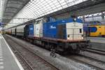 br-203-ex-dr-v-1001/620249/volker-rail-203-1-schleppt-ein-ueberbringungszug Volker Rail 203-1 schleppt ein Überbringungszug mit fünf VSM-Wagen durch Amsterdam Centraal am 9 Juli 2018.