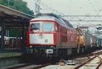 Einige Jahre gab es Ludmillas in die Niederlande: RaiLioN setzte zw�lf umgebaute ex-DR 232er in die Reihe 232.9 ein und am sonnigen 27 September 2009 durchfahrt 232 901 mit einer 6400 als 2.Lok und