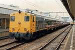 Am 24 April 1986 durchfahrt NS 2298 mit ein Guterzug Rotterdam CS.